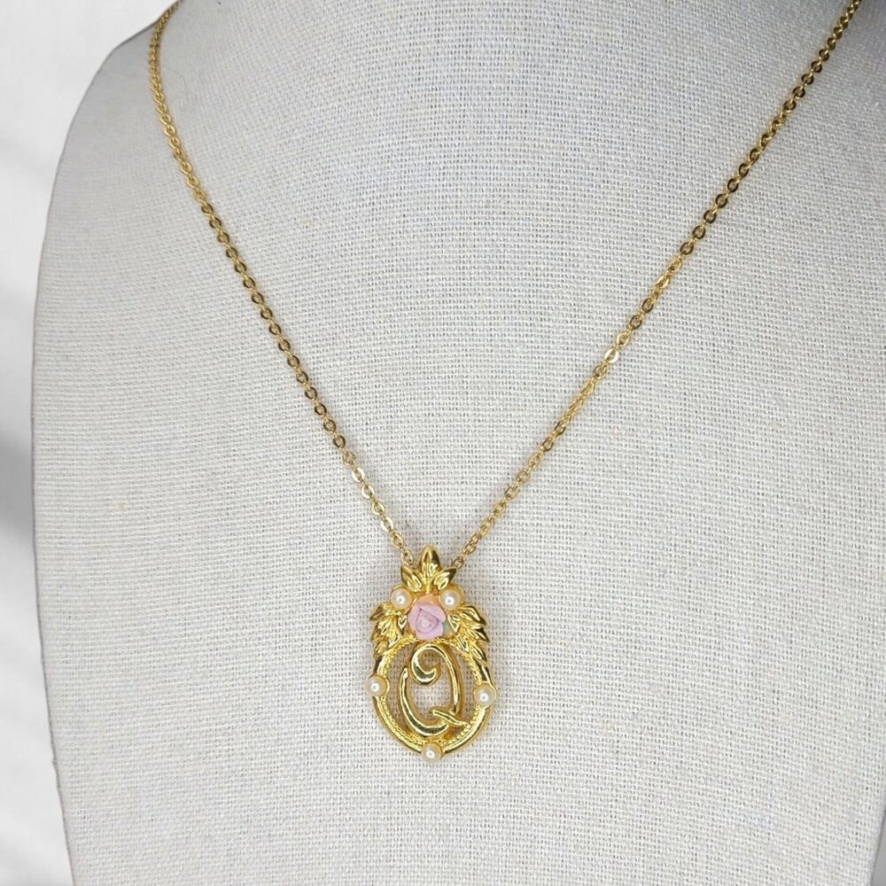 Vtg Avon Gold-Tone Monogram Q Pendant Necklace Pearls & Pink Rose Floral 18"